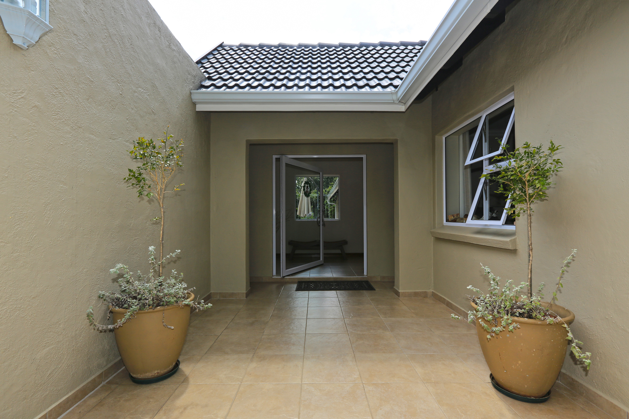 Exterior (2017_09_06 13_28_43 UTC)