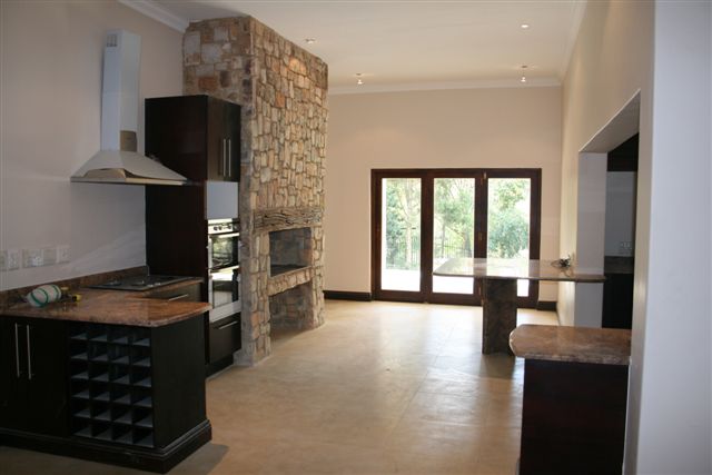 Kitchen view & view onto patio (2017_09_06 13_28_43 UTC)